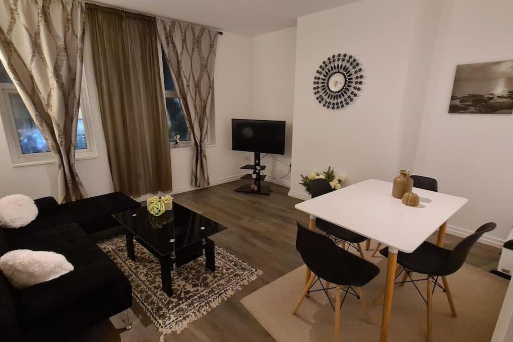 Luxury 1 Bedroom Flat In The Heart Of Wood Green Londres Extérieur photo
